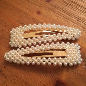 Pearl hair clips